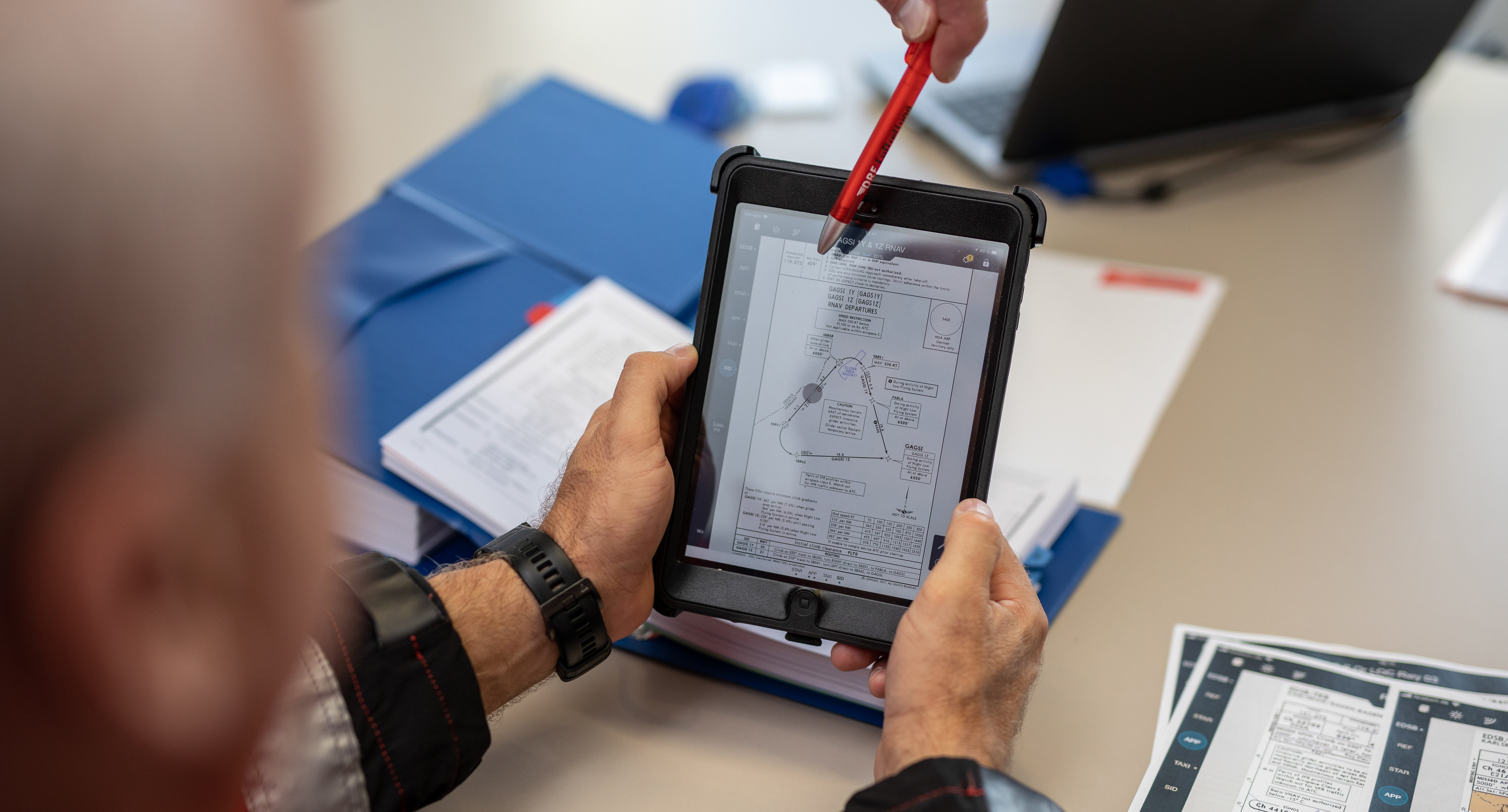 Blick auf Lerninhalte auf einem iPad, das jemand in den Händen hält.