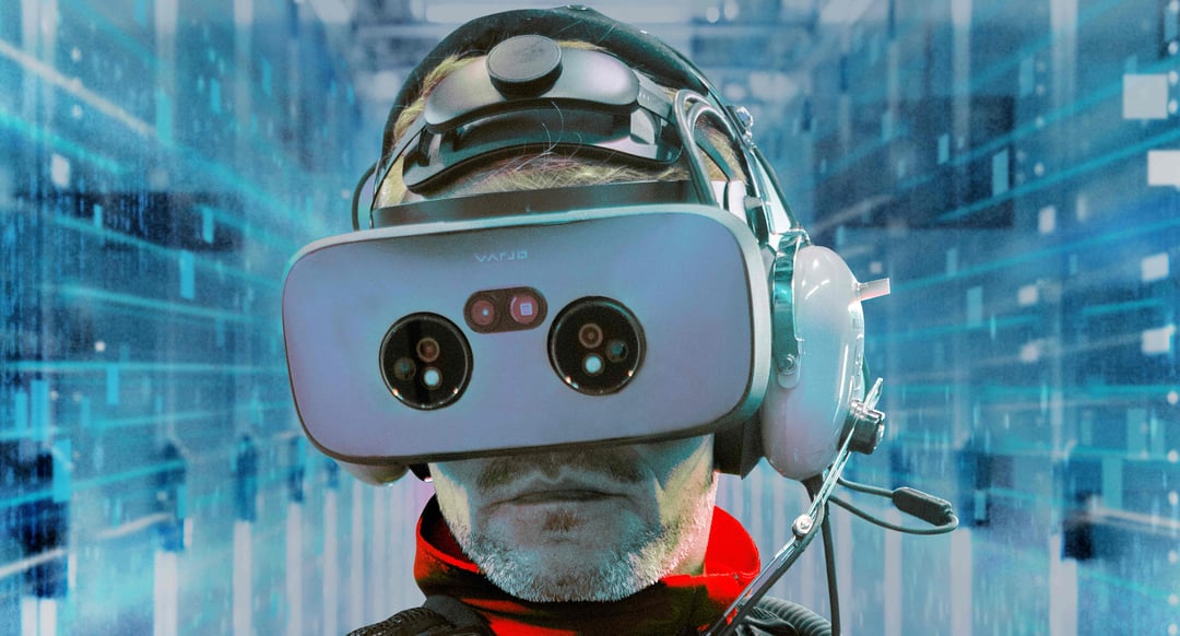 Nachaufnahme eines Mannes vor futuristischem Hintergrund, der eine VR-Brille trägt.